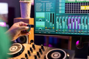 Artista produciendo música con audio plugins en su computadora de estudio.